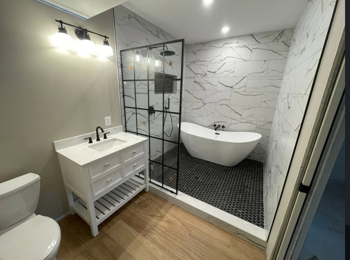 Modern bathroom with marble walls and black hexagon tiles